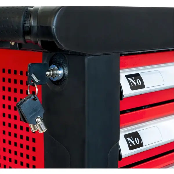 Verkstedvogn med utstyr fra Grosley, sidevisning av rød vogn med tre skuffer, etiketter og nøkler i låsen.