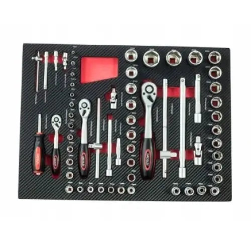 Verkstedvogn med utstyr, sort og rødt verktøysett sett ovenfra med skralle, piper og bits i skuminnlegg.