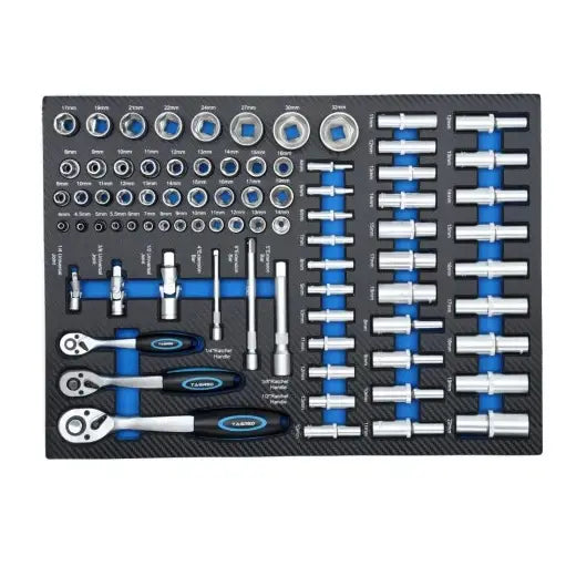 Komplett pipesett med metallverktøy, blå detaljer og skralle, organisert i svart og blått innlegg sett ovenfra.