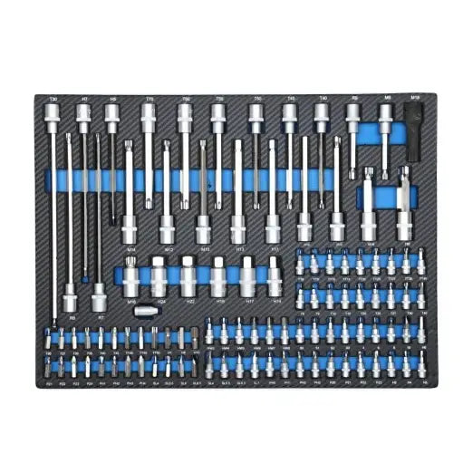 Verkstedvogn Tagred, oversiktsbilde av sort skuminnlegg med sølvfargede pipenøkler og bits i organiserte rekker.