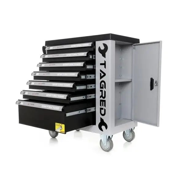 Verkstedvogn Tagred med sju skuffer, sidehylle med dør og store hjul, sett fra skrå vinkel.