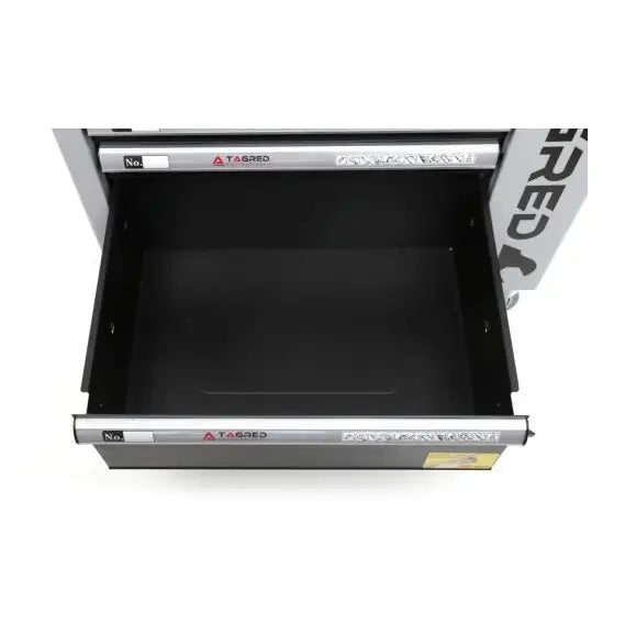 Verkstedvogn Tagred, åpen sort metallskuff sett ovenfra med sølvhåndtak, logo og nummererte etiketter.