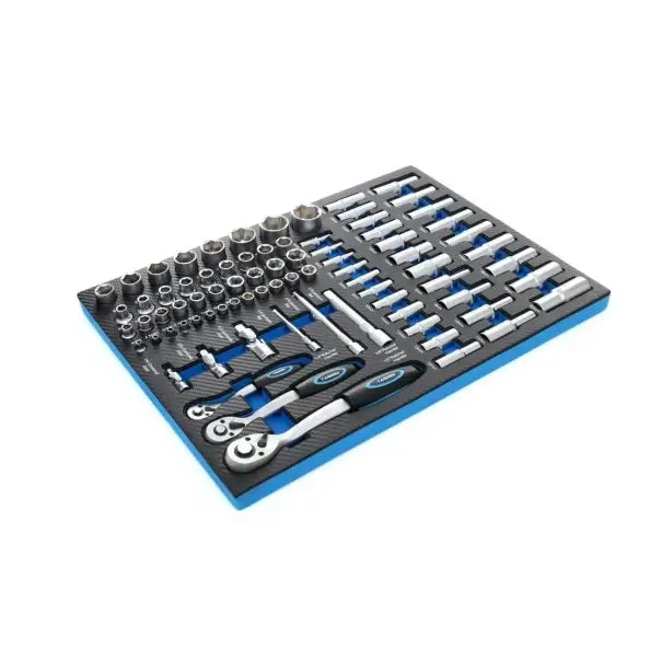 Omfattende pipesett med skralle, forlengere og pipehoder i svart og blått skuminnlegg, sett skrått ovenfra.