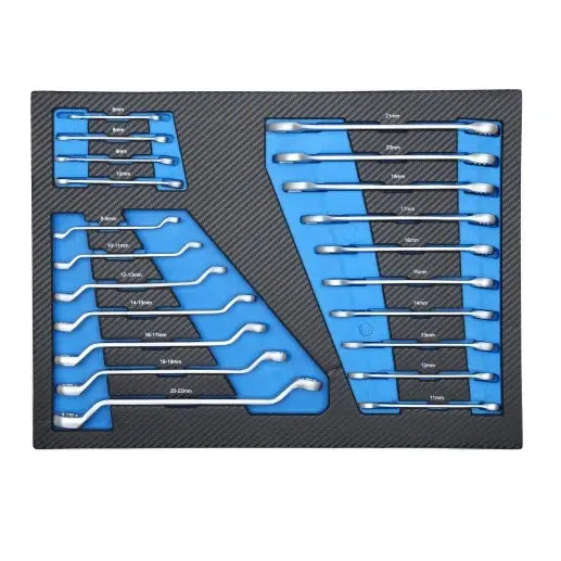 Kombinasjonsnøkler i metall, oversiktlig arrangert i sort og blå skuminnlegg med synlige størrelsesmarkeringer.