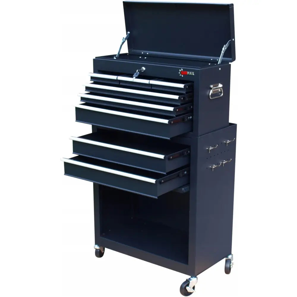 Sort verkstedvogn med åtte åpne skuffer, lokk, hjul, håndtak og opphengskroker, sett forfra i vinkel.