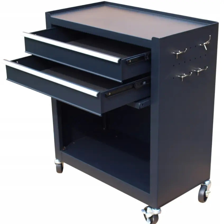 Verkstedvogn i sort metall med to åpne skuffer, nederste hyller og fire sidekroker på hjul.