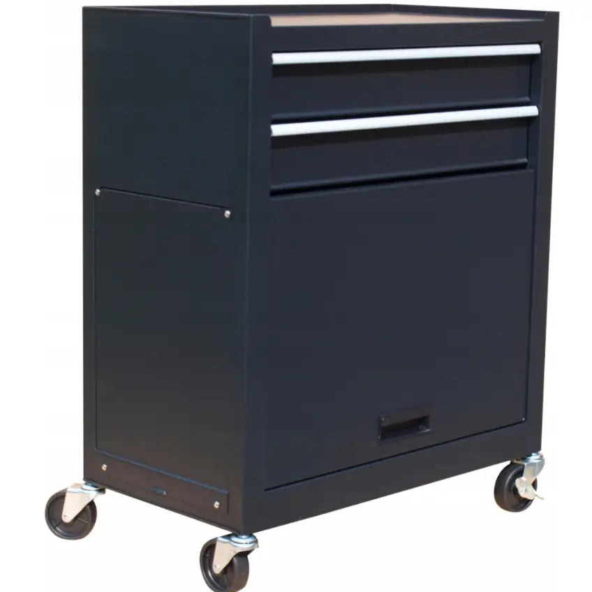 Verkstedvogn i sort metall med to skuffer og stor nederste luke, skråvisning på hjul med bremser.