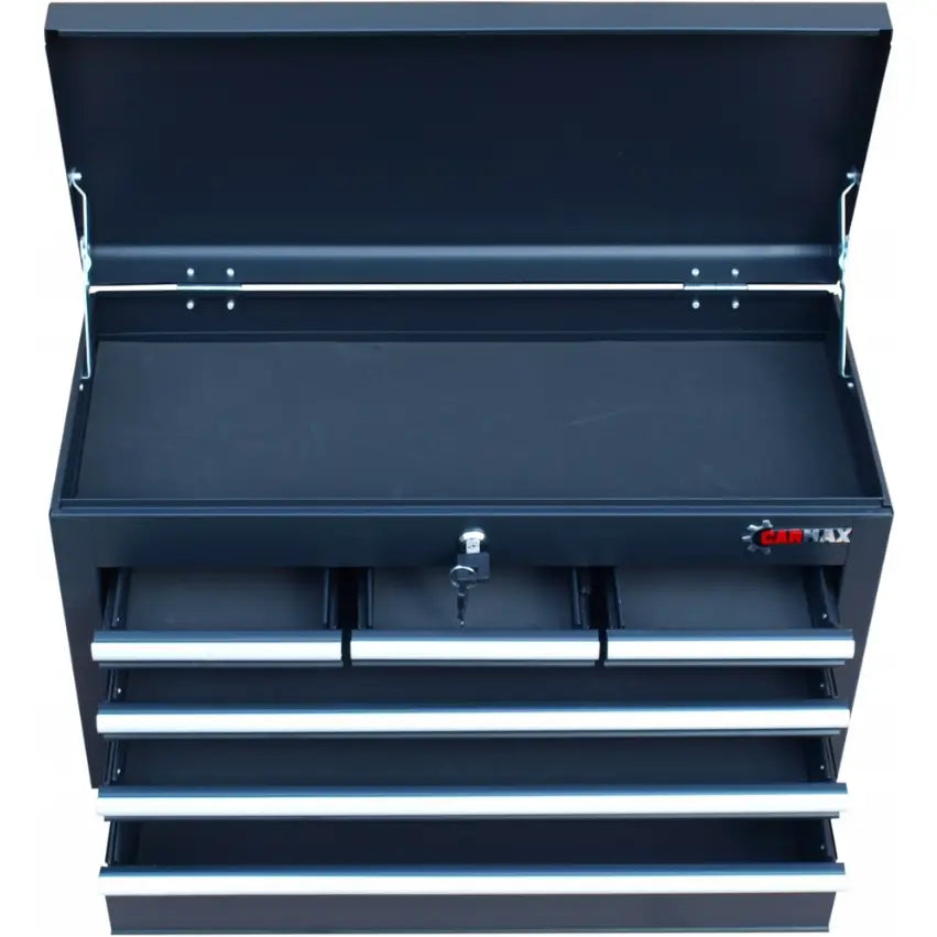 Verktøyskap i sort metall, åpent lokk med fire sølvskuffer, synlig lås, nøkkel og hjørnelogo.