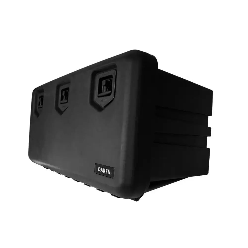 Verktøykasse Daken Arka, sort plastboks med tre låser og synlig DAKEN-logo, skrå frontvisning.