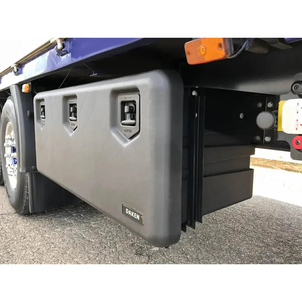 Verktøykasse Daken Arka, sort boks i hardplast montert under lasteplan, tre låser og synlig logo.