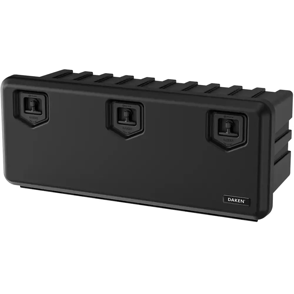 Verktøykasse Daken Arka, sort plastboks med tre låser foran og diskret logo nederst til høyre.