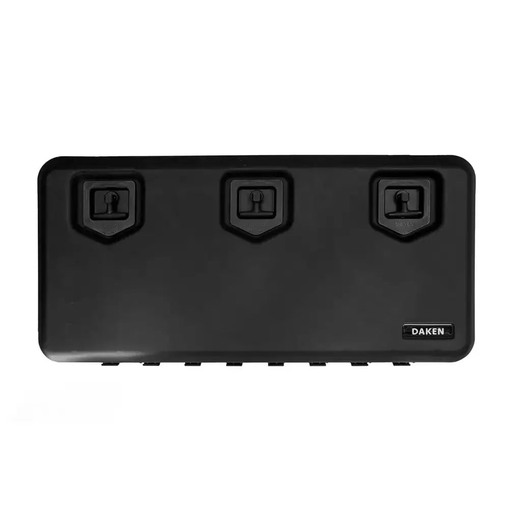 Verktøykasse Daken Arka, sort plastboks sett forfra med tre firkantede låser og Daken-logo nederst til høyre.