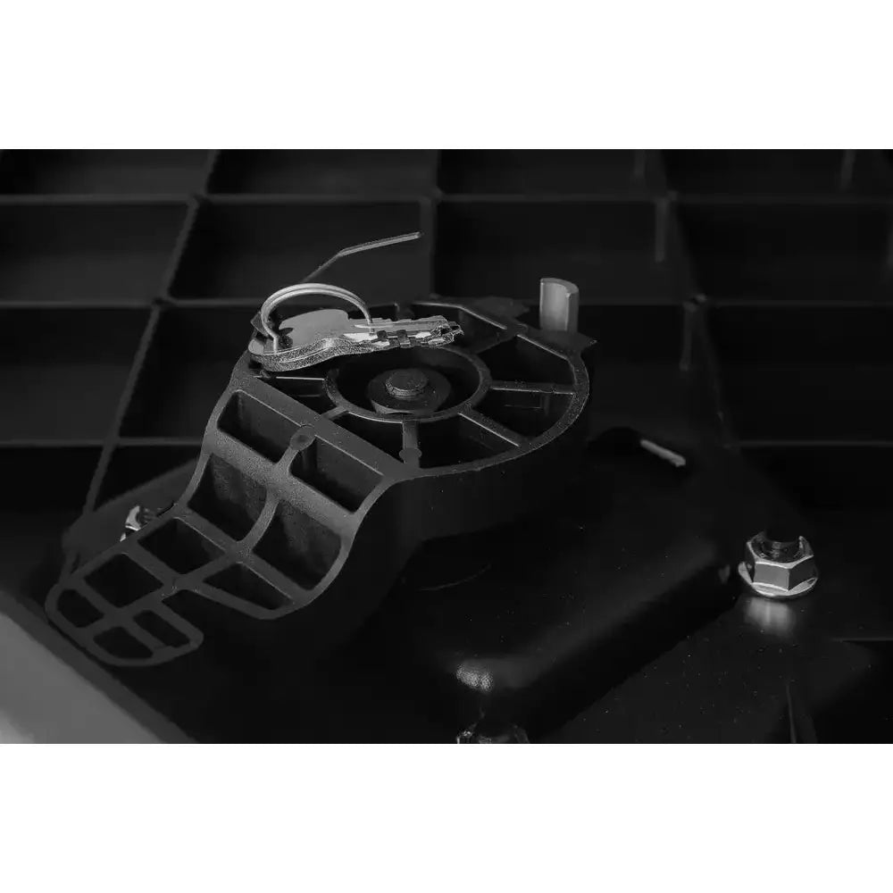 Verktøykasse Daken Arka, nærbilde som fremhever metallåsen, nøkkelen og boltfestet på sort plast.