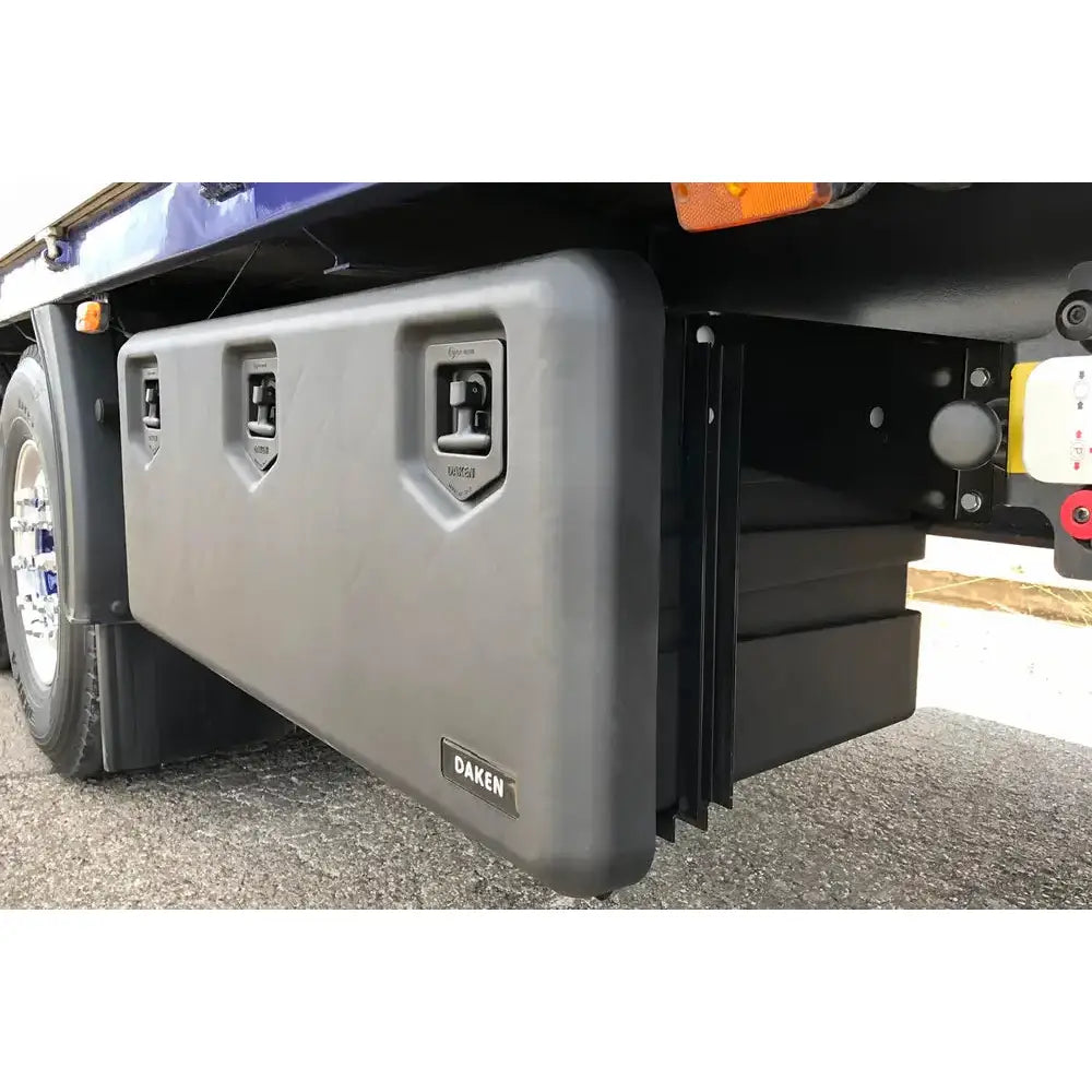 Verktøykasse Daken Arka, sidebilde montert under lastebil, viser solide låser og diskret logo på fronten.