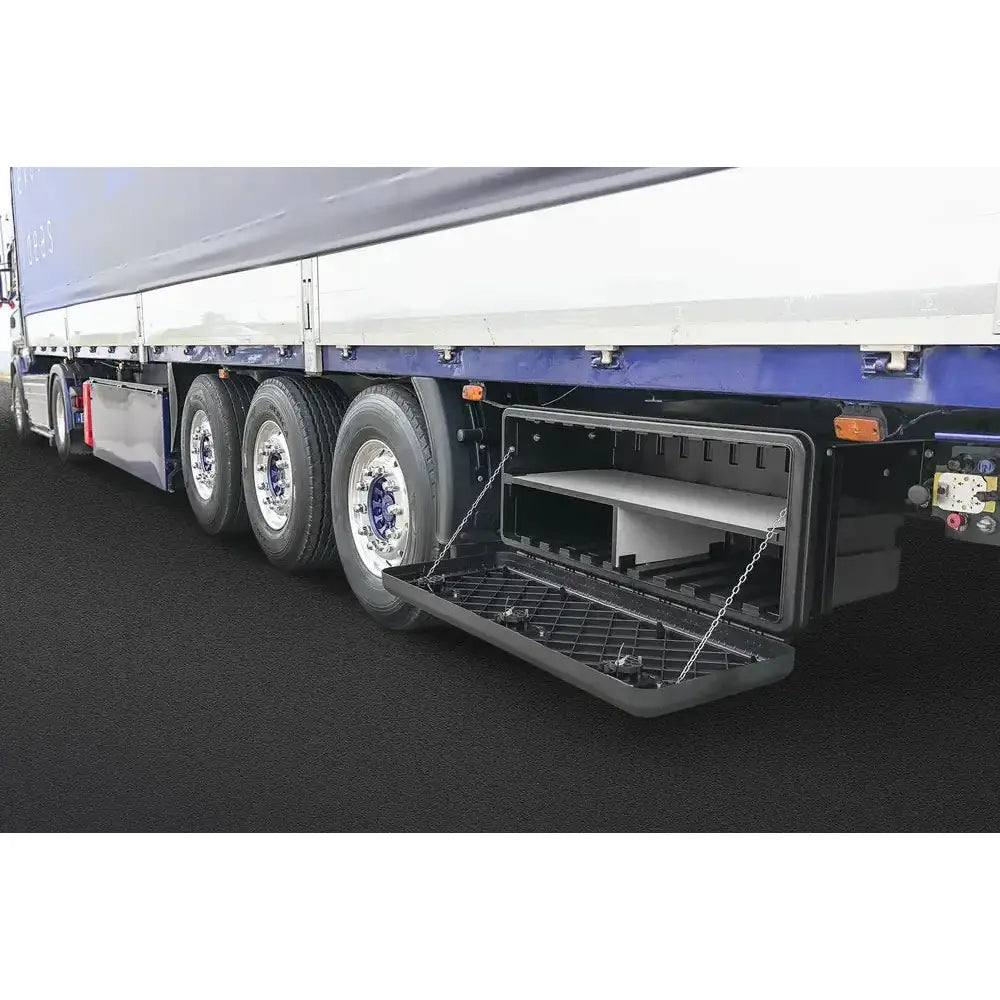 Verktøykasse Daken Arka, åpen svart plastboks under henger med nedfellbar dør og innvendig hylle synlig.