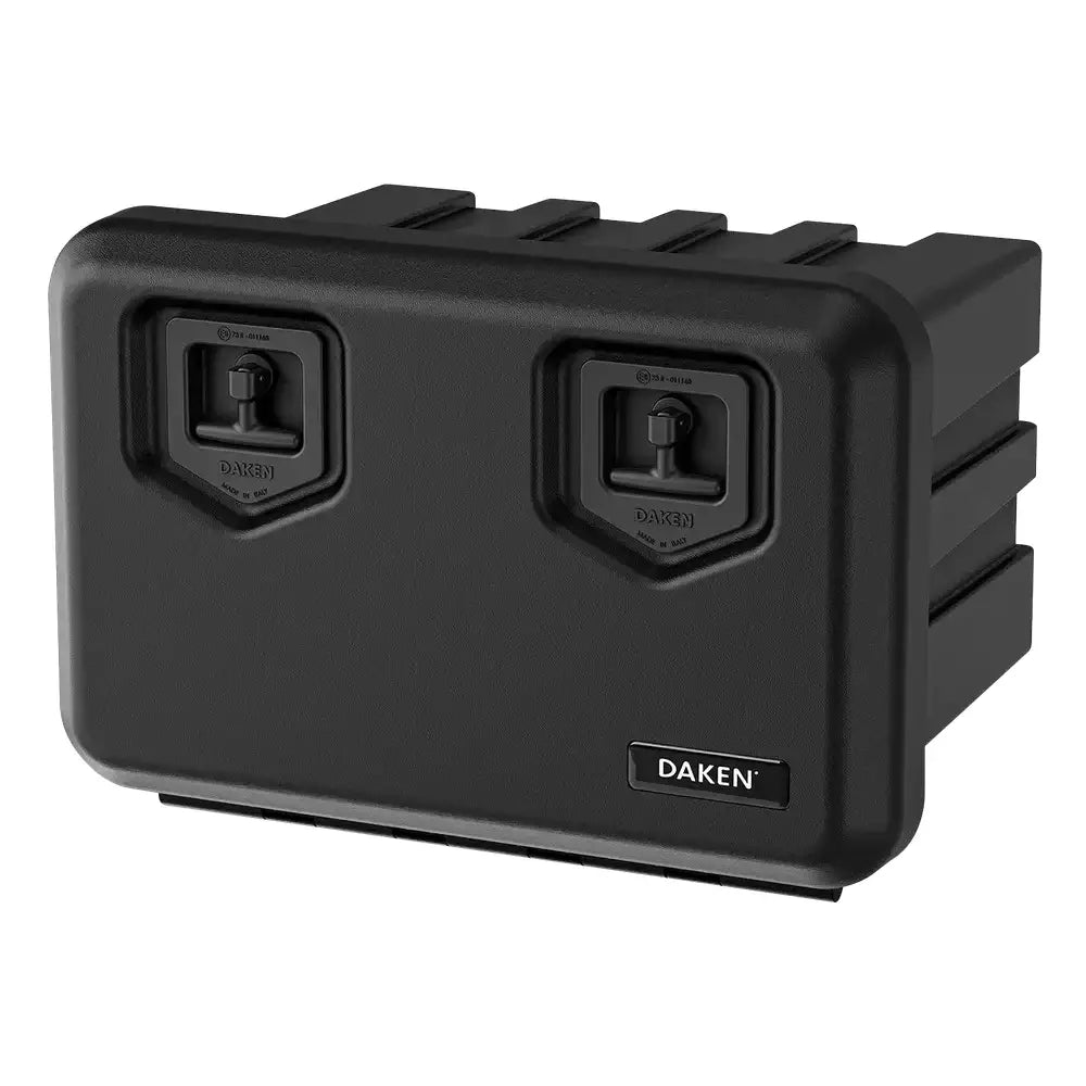 Verktøykasse Daken Arka 600, sort plastboks med to firkantede låser og Daken-logo sett skrått forfra.