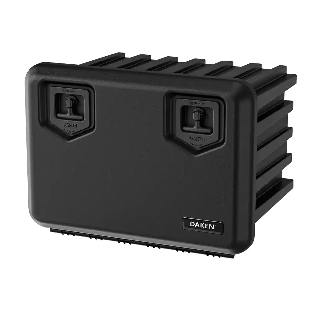 Verktøykasse Daken Arka, sort plast med to låsehåndtak og rillede sidepaneler, sett fra front og side.