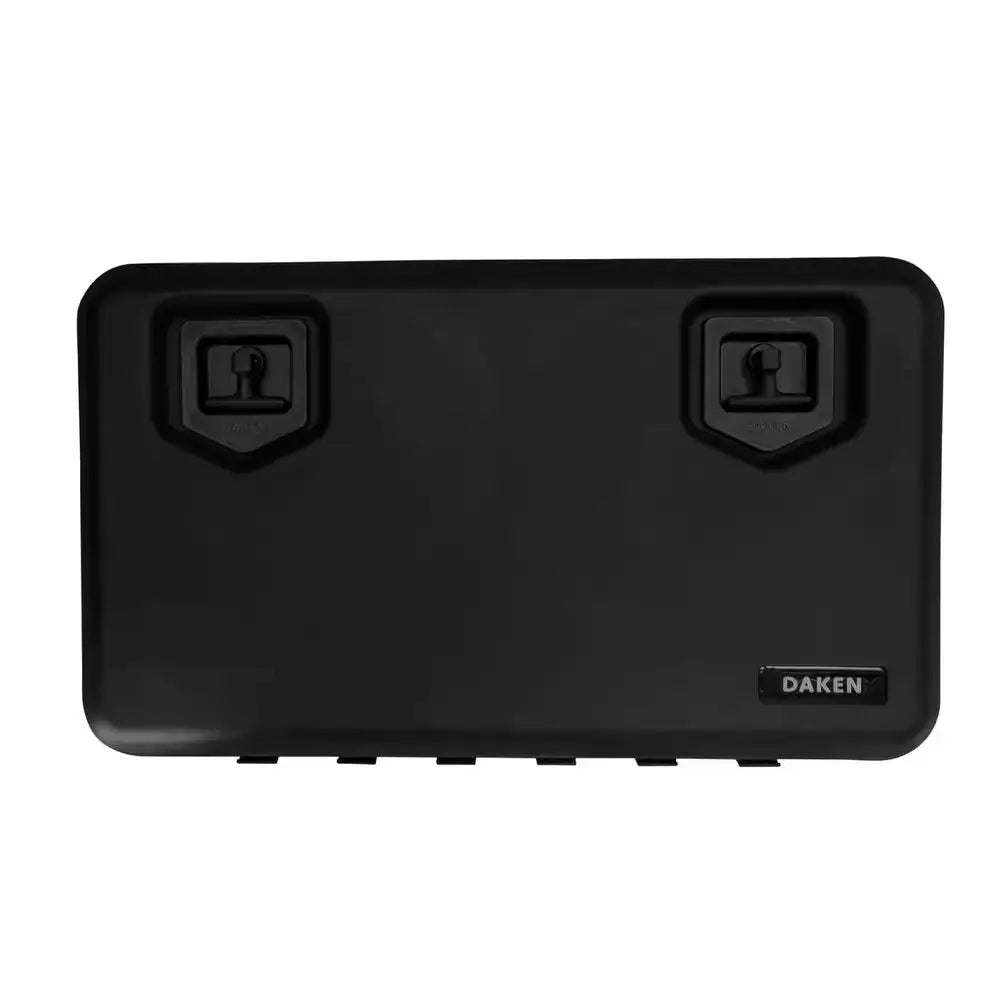 Verktøykasse Daken Arka, sort plast med to firkantlåser og diskret DAKEN-logo nederst til høyre.