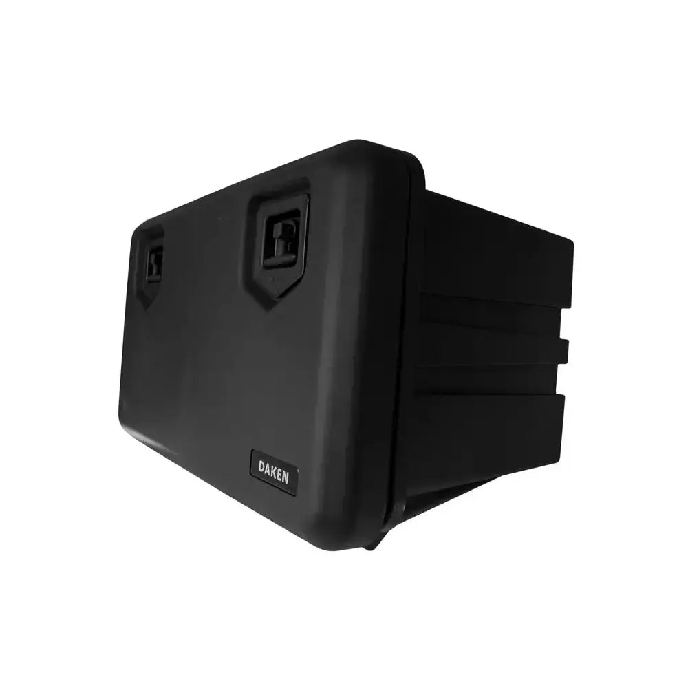 Verktøykasse Daken Arka, svart plastboks sett fra skrå vinkel med to låser og tydelig logo på fronten.