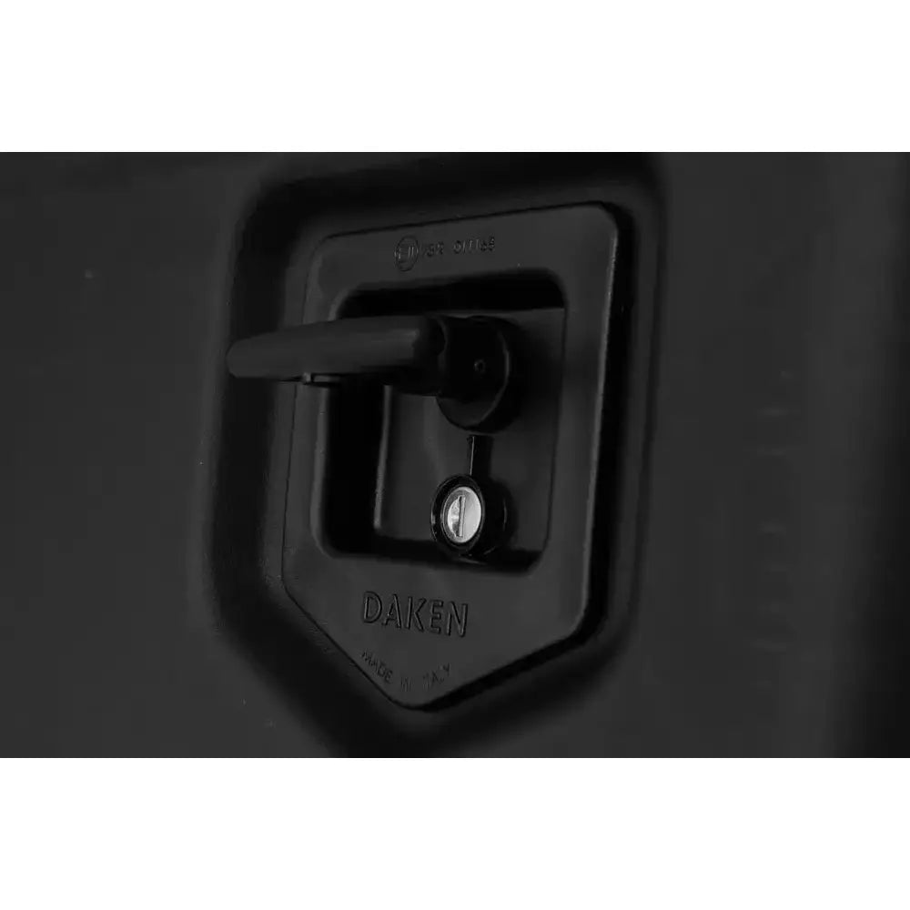 Verktøykasse Daken Arka, nærbilde av sort sideplassert låsemekanisme med håndtak og nøkkelhull.