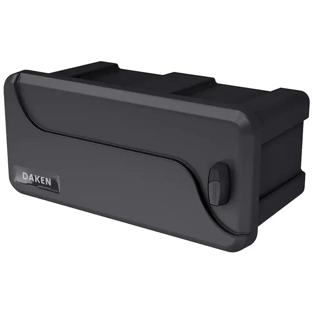 Verktøykasse Daken Blackit 550, svart plastboks med synlig DAKEN-logo og lås på høyre side, skrå front.