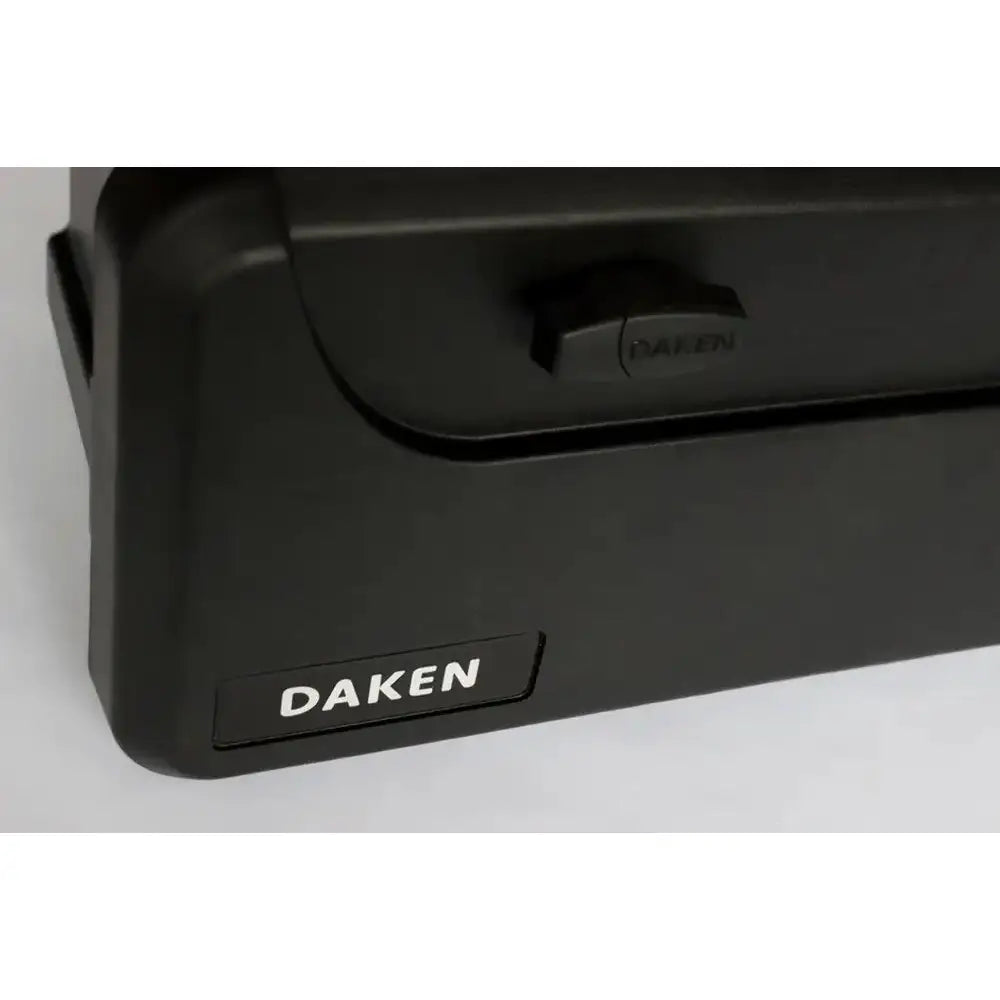 Verktøykasse Daken Blackit 550, sidevisning med DAKEN-logo og sort håndtak på lokket i fokus.