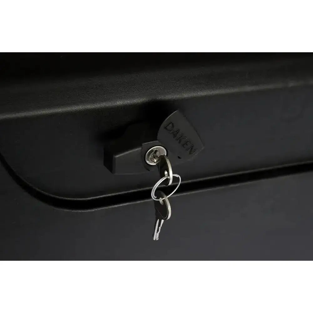 Verktøykasse Daken Blackit 550, nærbilde av sort lås med to nøkler og DAKEN-logo på nøkkel.