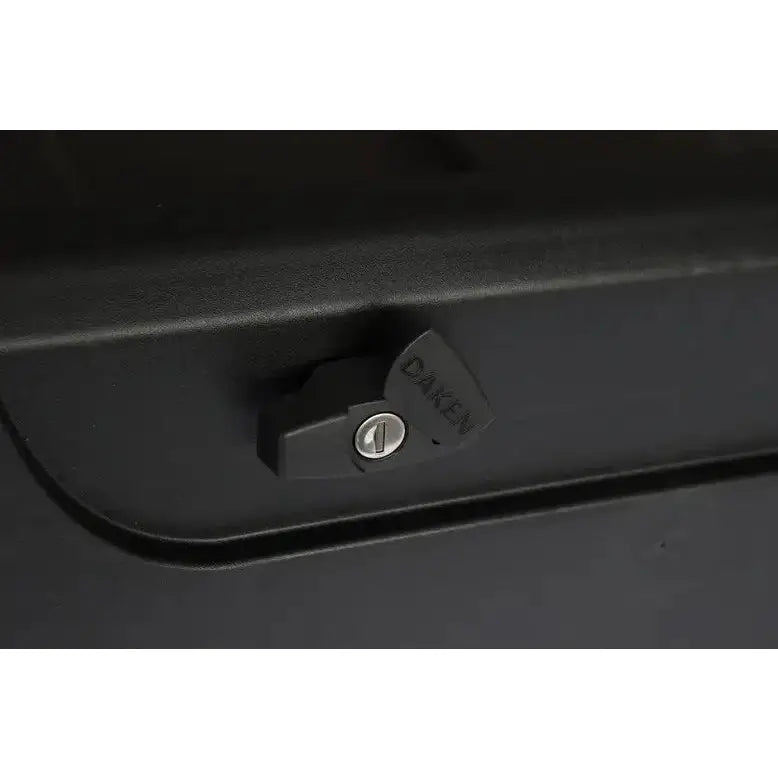 Verktøykasse Daken Blackit 750, nærbilde av svart lokk med metallås og sort håndtak med DAKEN-logo.