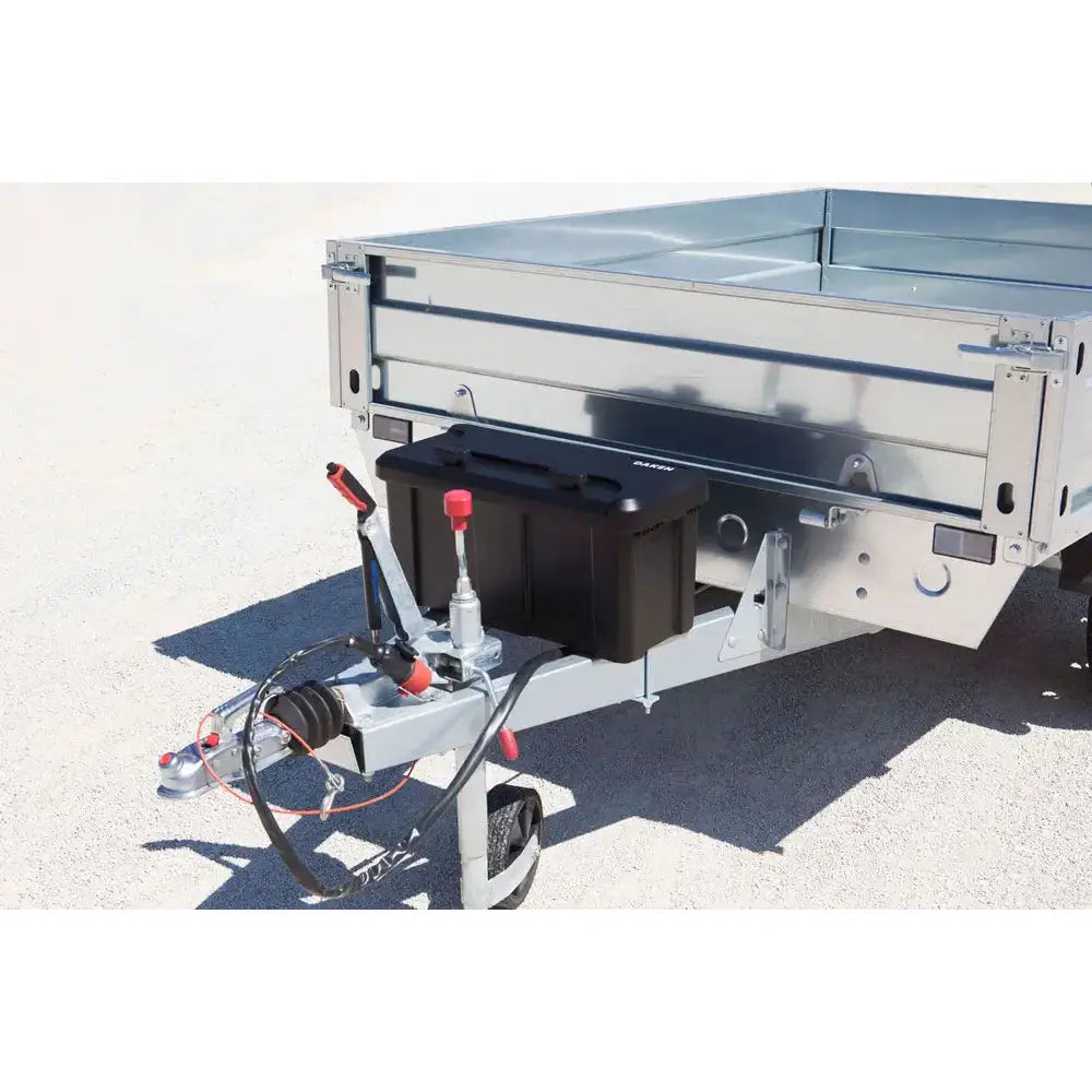 Verktøykasse Daken Blackit 750 montert på tilhengerens front, med røde håndtak på spaker og koblinger.