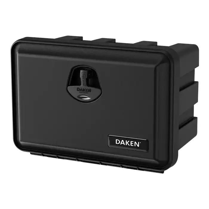 Verktøykasse Daken Just 500, svart plastboks med lås og Daken-logo synlig fra skrå front.