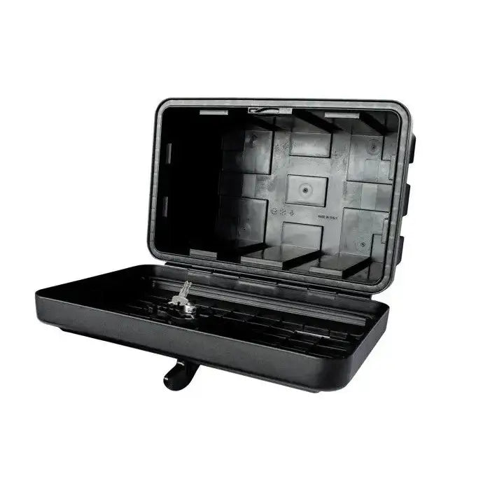 Verktøykasse Daken Just 500, åpen fra skrå vinkel med låsemekanisme og nøkkel synlig i bunnen.