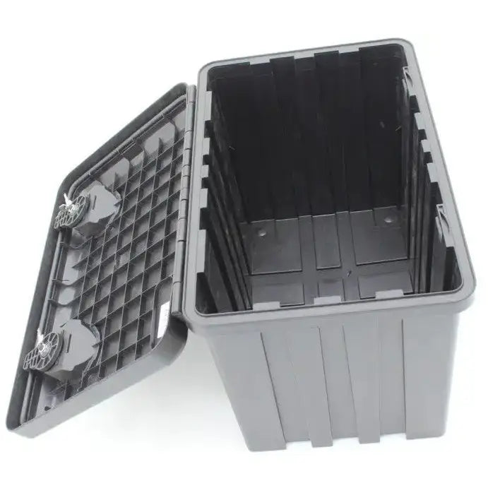 Verktøykasse Daken Just 600, sort plastboks sett ovenfra med åpent lokk og to runde ventilasjonsrister.