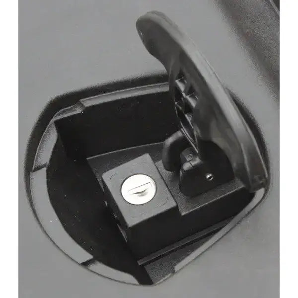 Verktøykasse Daken Just 600, nærbilde av sort låsemekanisme med nøkkelhull og ergonomisk gripehåndtak.