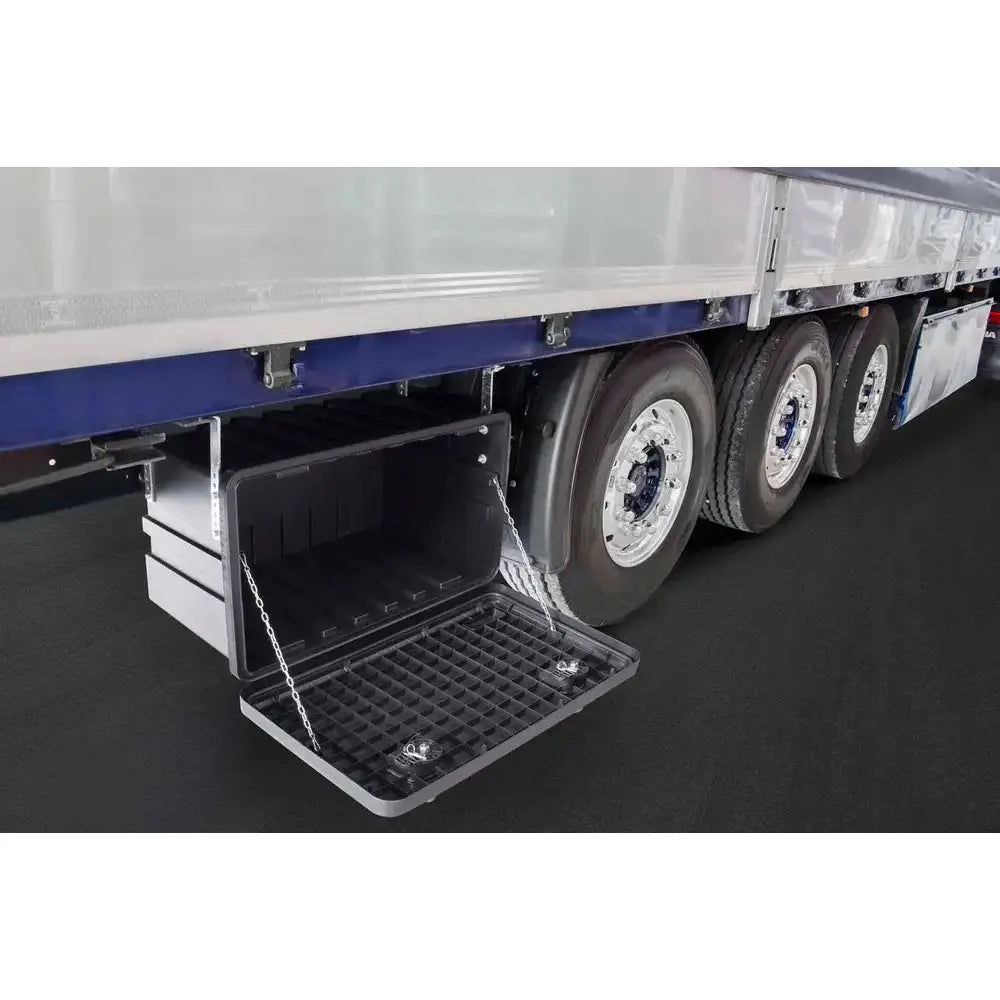 Verktøykasse Daken Just 750, sidevisning under lastebil med åpent lokk og synlige kjettingfester.