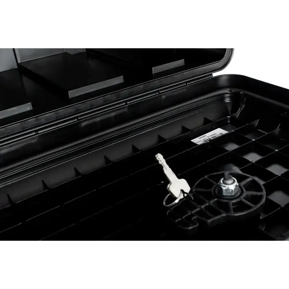 Verktøykasse Daken Just, nærbilde av innside med låsemekanisme og sølvnøkkel festet til lokket.