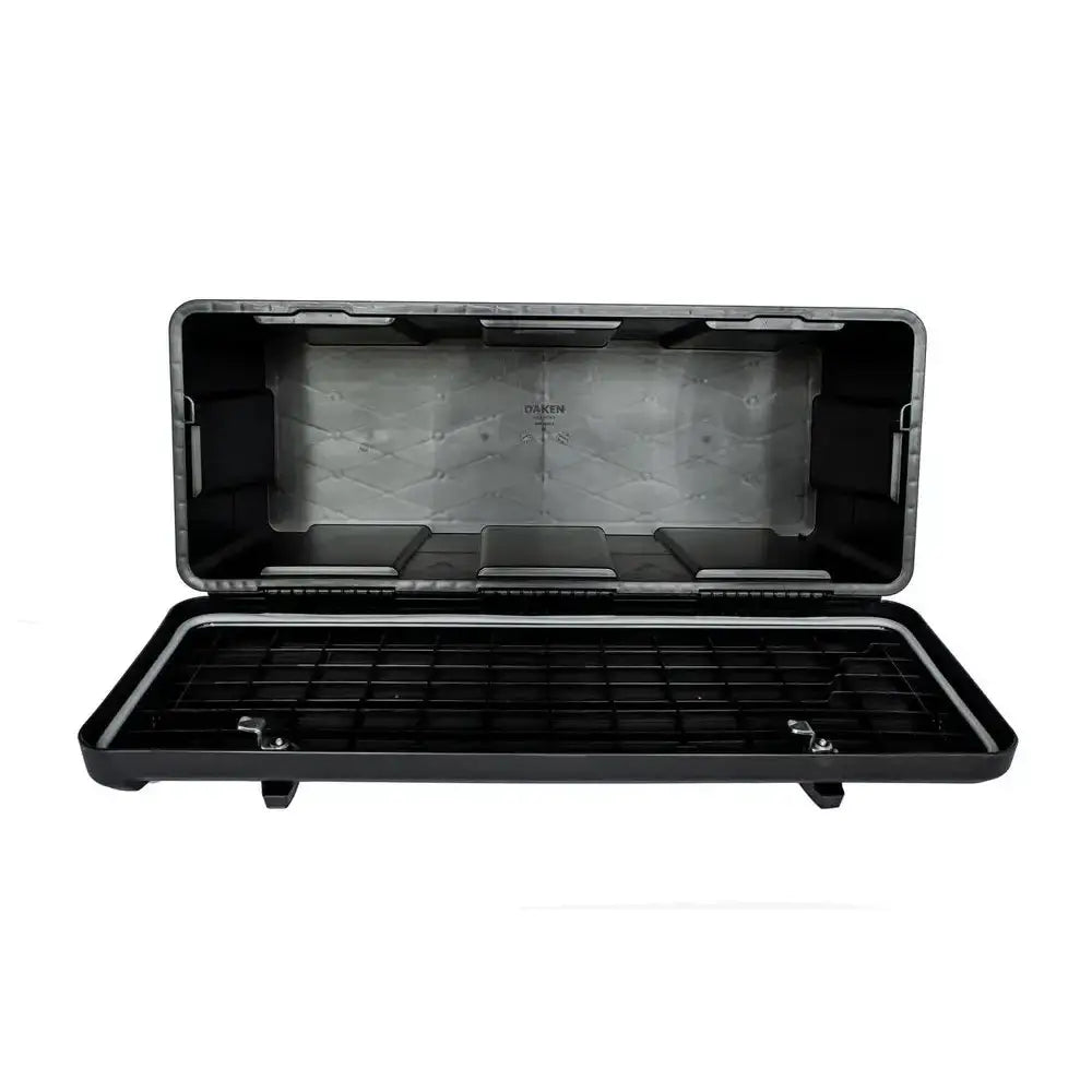 Verktøykasse Daken Just, åpen plastboks med synlig ribbestruktur og låser, fotografert mot hvit bakgrunn.