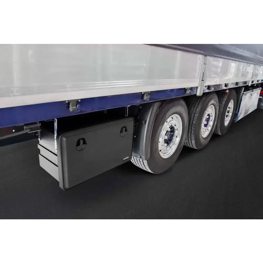 Verktøykasse Daken Just, svart plastboks med to runde håndtak montert under lastebilhenger mellom hjulene.