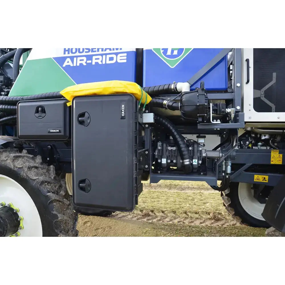 Verktøykasse Daken Just, sort hardplastboks montert på maskin, omgitt av slanger og tekniske deler.