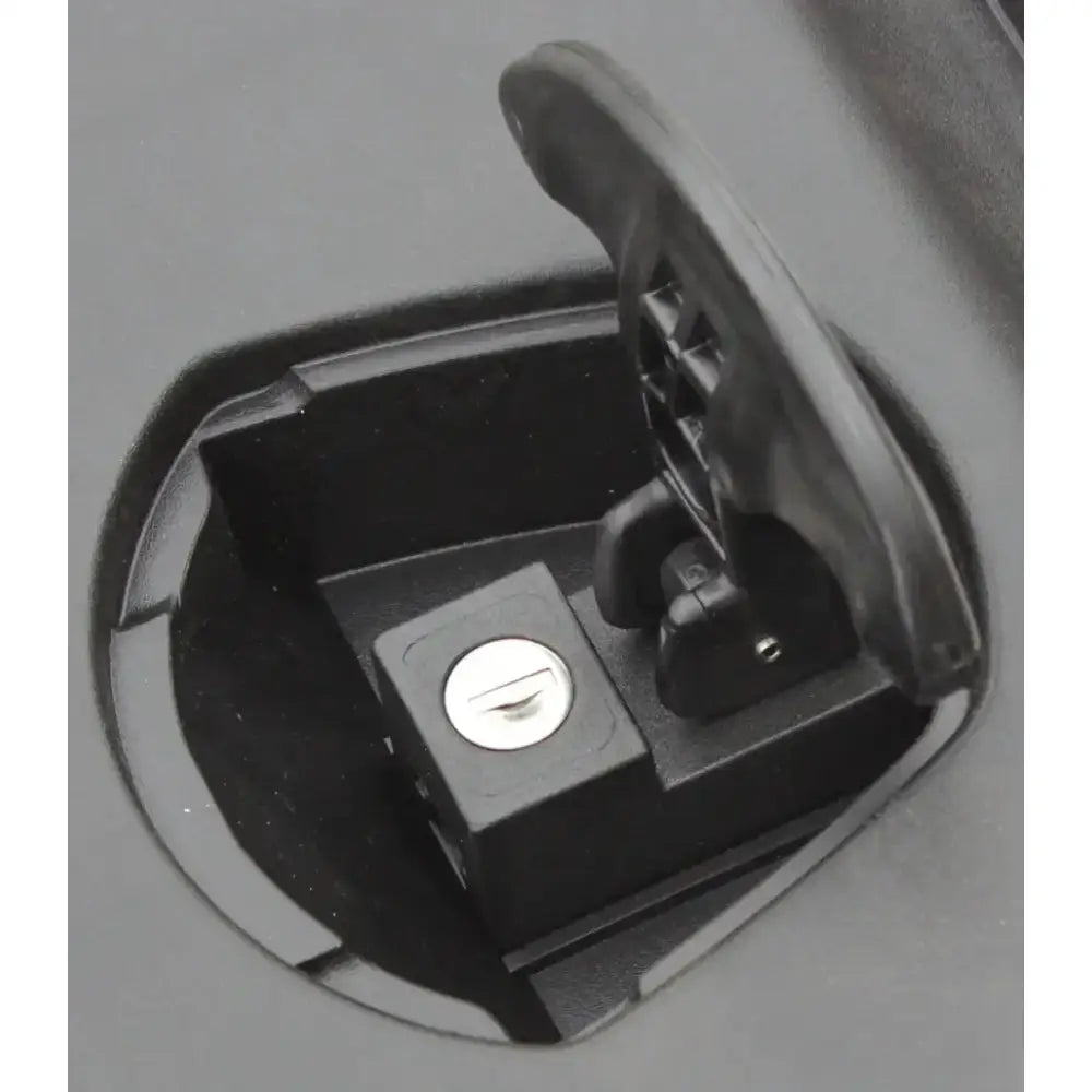 Verktøykasse Daken Just 900, detaljert visning av sort låsemekanisme med nøkkellås og oppfelt håndtak.