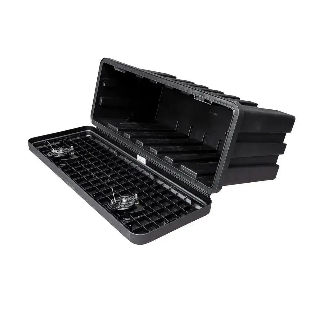 Verktøykasse Daken Just 900, åpen fra skrå vinkel med synlige låser og romslig, dyp innside.