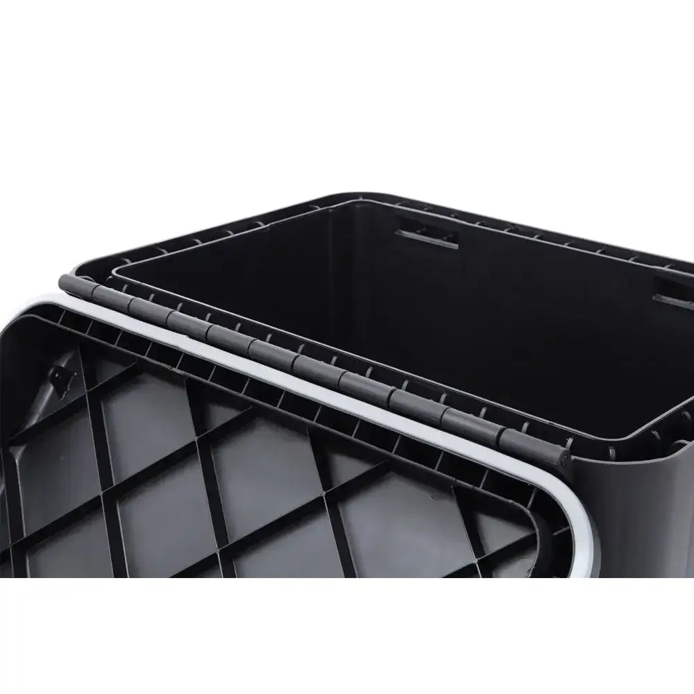 Verktøykasse Daken Welvet, sort plast med åpen topp, viser dyp innside og forsterkede kanter fra skrå vinkel.