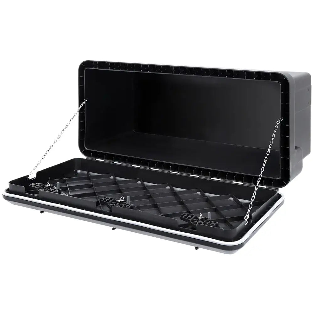 Verktøykasse Daken Welvet, svart plastboks med åpent lokk, metallkjeder og romslig innside synlig.