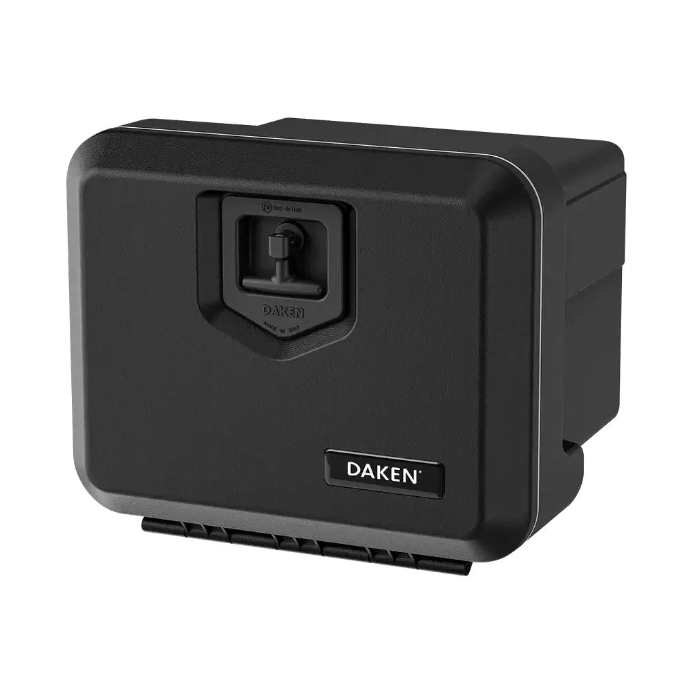 Verktøykasse Daken Welvet 500, sort plastboks med låsemekanisme og DAKEN-logo, skrå forfra.