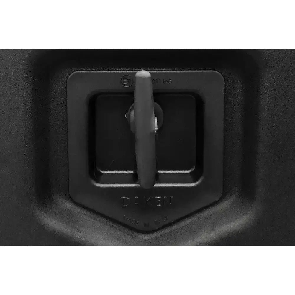 Verktøykasse Welvet 500, nærbilde av sort plastisk håndtak med matt finish og firkantet ramme.