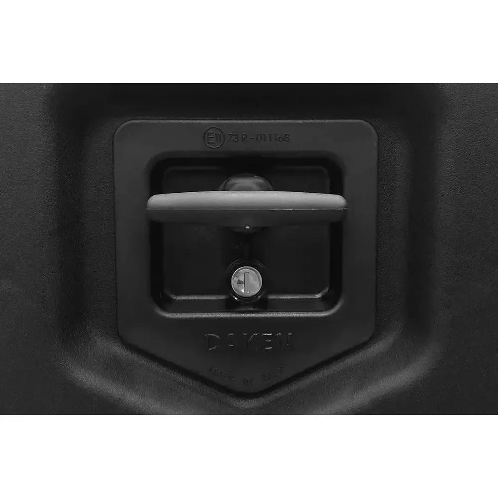 Verktøykasse Daken Welvet, nærbilde av sort plasthåndtak med integrert lås og preget tekst på matt overflate.