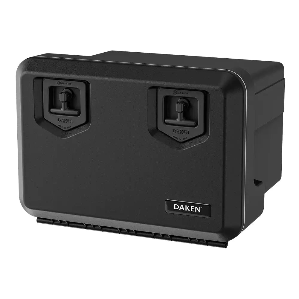 Verktøykasse Daken Welvet 600, sort plastboks sett fra skrå forside med to låser og logo på fronten.