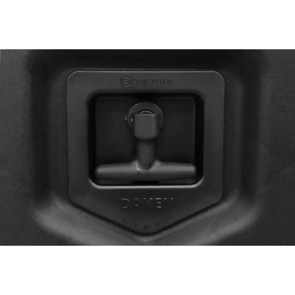 Verktøykasse Daken Welvet 600, nærbilde av sort plasthåndtak med synlig tekst og sertifiseringsmerking.