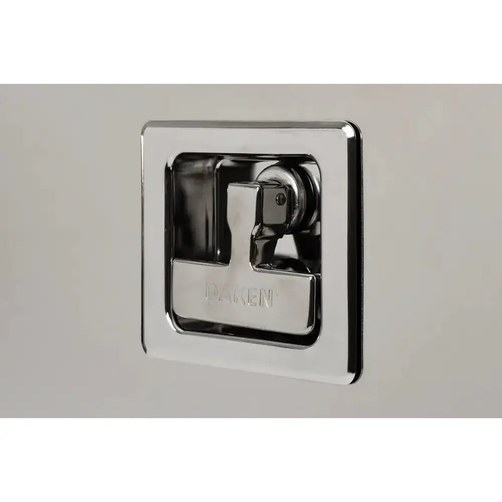 Verktøykasse ZEN13, nærbilde av blankt kromhåndtak felt inn i lys, glatt overflate sett fra siden.