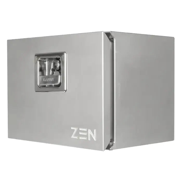 Verktøykasse Daken ZEN23 i sølvfarget metall, skrå vinkel med låsemekanisme, håndtak og inngravert ZEN.