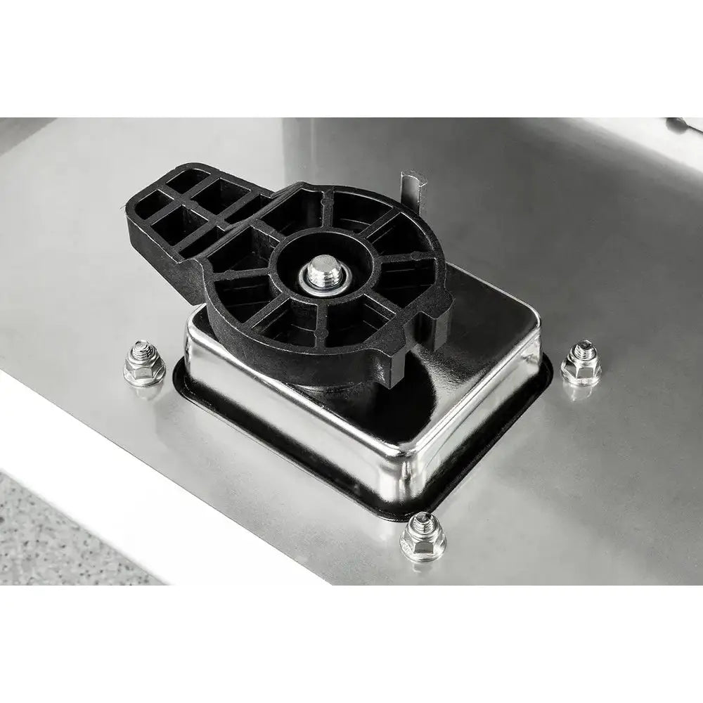 Verktøykasse Daken ZEN23, nærbilde av sort plastfeste med skrue på blank metallplate og fire hjørnemuttere.